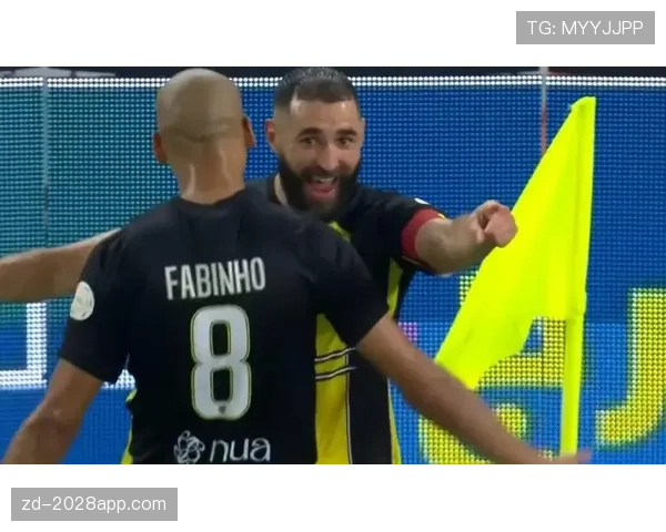 吉鲁与本泽马：支点中锋与游移终结者的战术分野