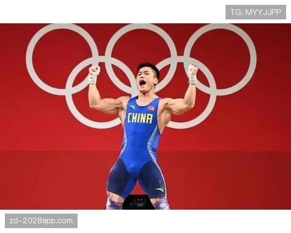 吕小军这训练强度，38岁还能把杠铃片当玩具玩？